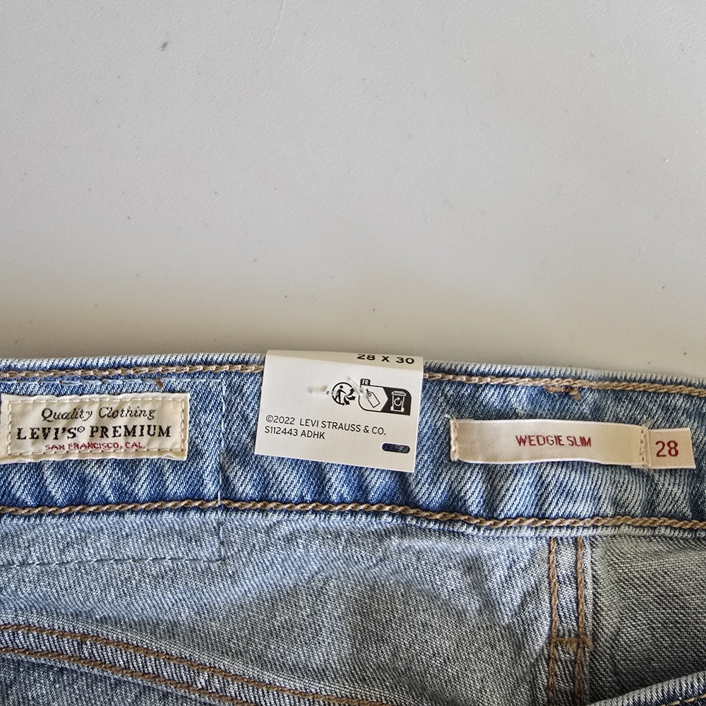 NWT Levi's Premium Wedgie Slim Straight High Rise Jeans 28 Light Wash - Picture 7 of 10